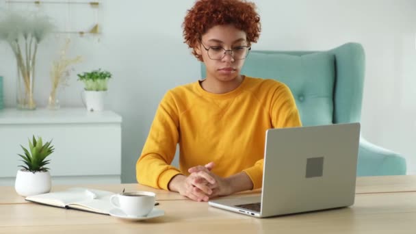 Menina Afro Americana Usando Laptop Casa Escritório Olhando Para Tela — Vídeo de Stock