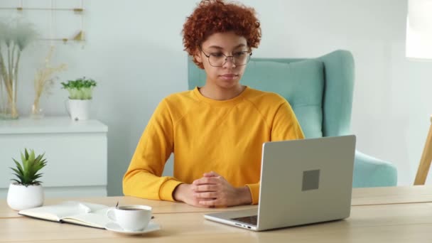 アフリカ系アメリカ人の少女が自宅のオフィスでビデオチャットをしている 若い女性がオンラインチャットビデオ通話を持っています 家族とのビデオチャット ソーシャルネットワークの親友 — ストック動画