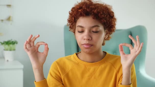 Yoga Achtsamkeitsmeditation Kein Stress Sorgt Für Ruhe Afrikanisches Mädchen Praktiziert — Stockvideo