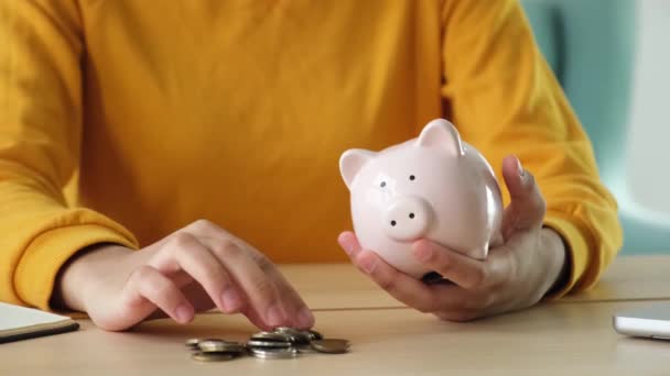 Poupar Dinheiro Para Futuro Mãos Femininas Segurando Banco Rosa Piggy — Vídeo de Stock