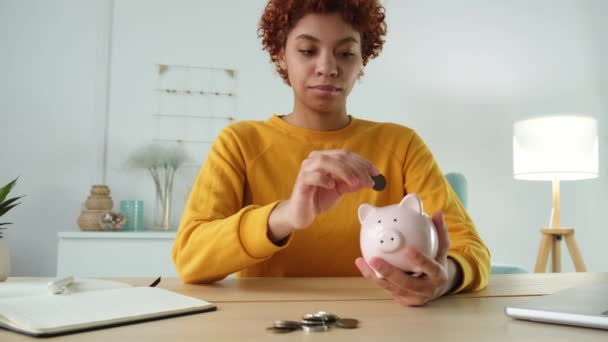 将来のためにお金の投資を節約 アフリカ系アメリカ人の女の子はピンクの貯金箱を持ってお金のコインを置く 投資予算の節約事業資産退職金融銀行の概念 — ストック動画