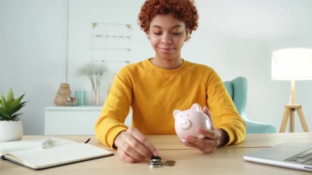Ahorro Inversión Dinero Para Futuro Chica Afroamericana Sosteniendo Alcancía Rosa — Vídeo de stock