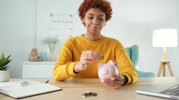Poupar Dinheiro Para Futuro Menina Afro Americana Segurando Rosa Porquinho — Vídeo de Stock