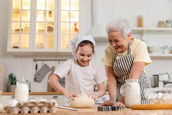 Gelukkige Familie Keuken Grootmoeder Kleindochter Koken Samen Keuken Oma Die — Stockfoto