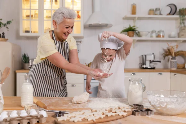 Gelukkige Familie Keuken Grootmoeder Kleindochter Koken Samen Keuken Oma Die — Stockfoto