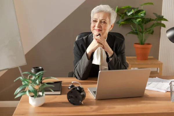 Confident Stylish European Middle Aged Senior Woman Using Laptop Workplace — Stockfoto