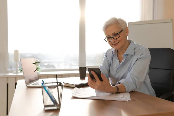 Confident Stylish European Middle Aged Senior Woman Using Smartphone Workplace — Stockfoto