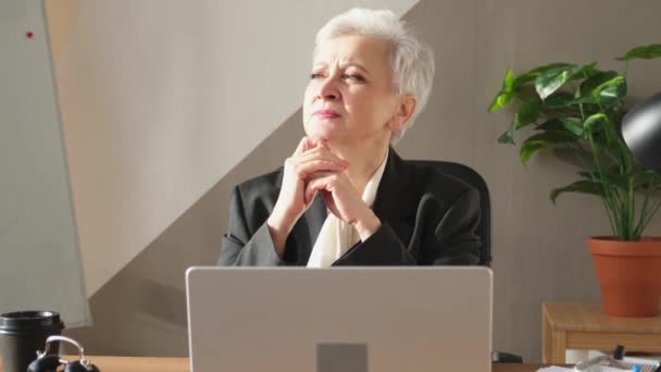 Αυτοπεποίθηση Stylish Ευρωπαίος Μεσήλικας Ηλικιωμένη Γυναίκα Χρησιμοποιώντας Φορητό Υπολογιστή Στο — Αρχείο Βίντεο