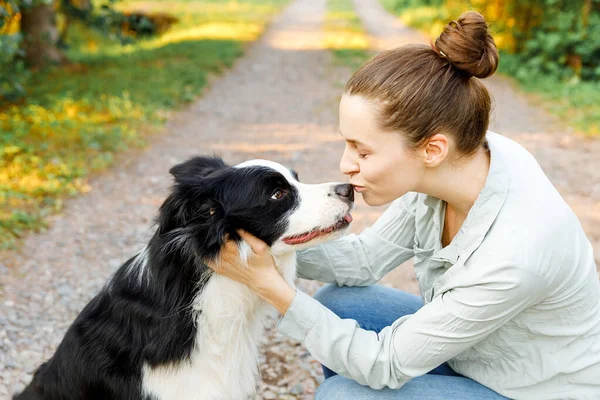 Lachende Jonge Aantrekkelijke Vrouw Spelen Met Schattige Puppy Hondengrens Collie — Stockfoto