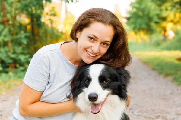 Lachende Jonge Aantrekkelijke Vrouw Spelen Met Schattige Puppy Hondengrens Collie — Stockfoto