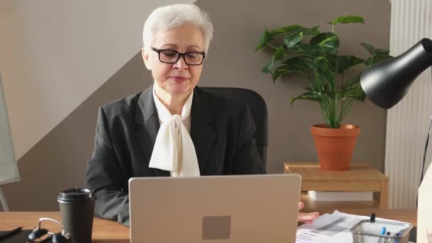 Mujer Mayor Mediana Edad Líder Jefe Discutir Estadísticas Documentos Informe — Vídeo de stock