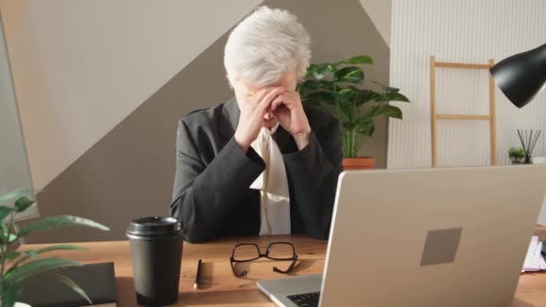 Ηλικιωμένη Μεσήλικη Γυναίκα Αγγίζει Ναούς Που Βιώνουν Άγχος Στο Γραφείο — Αρχείο Βίντεο
