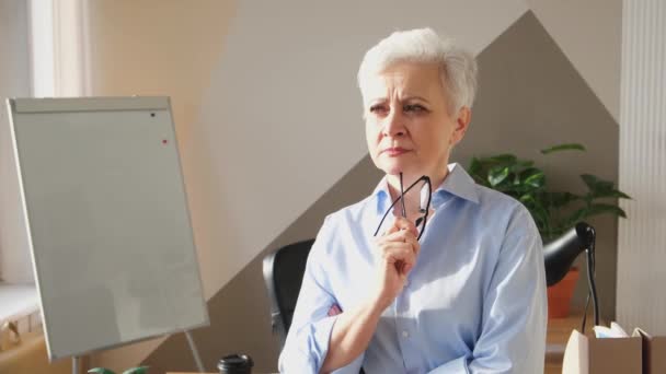 有自信 时尚的欧洲中年老年女性在工作场所的画像 现代办公室里时髦的60多岁的 成熟的 灰白头发的女商人 老板领班教师专业工作者 — 图库视频影像