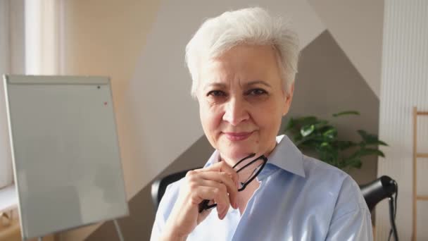 Retrato Mujer Mayor Mediana Edad Europea Con Estilo Confianza Lugar — Vídeos de Stock
