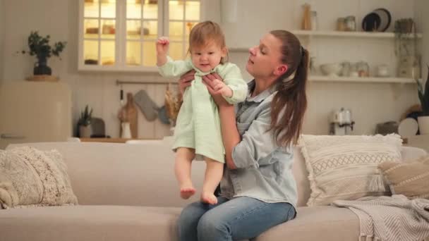 Szczęśliwa Rodzina Domu Matka Podnosząca Powietrzu Małą Córeczkę Mama Córeczka — Wideo stockowe