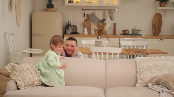 Szczęśliwa Rodzina Domu Matka Córeczka Bawią Się Kanapie Domu Małe — Wideo stockowe