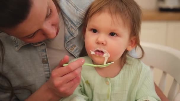 Gelukkig Gezin Thuis Moeder Voedt Haar Dochtertje Van Lepel Keuken — Stockvideo