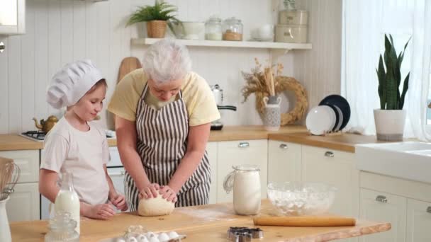 厨房里有个快乐的家庭祖母和孙女一起在厨房做饭 奶奶教小女孩编织面团烘焙饼干 家庭团队合作帮助家庭世代概念 — 图库视频影像