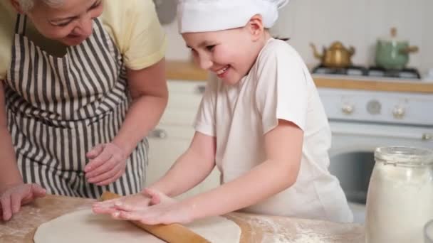 Bonne Famille Dans Cuisine Grand Mère Petite Fille Enfant Cuisinent — Video