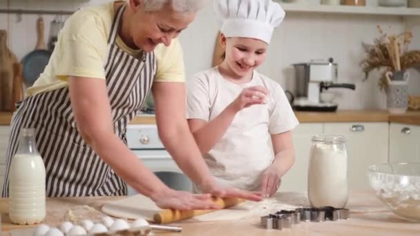 Bonne Famille Dans Cuisine Grand Mère Petite Fille Enfant Cuisinent — Video