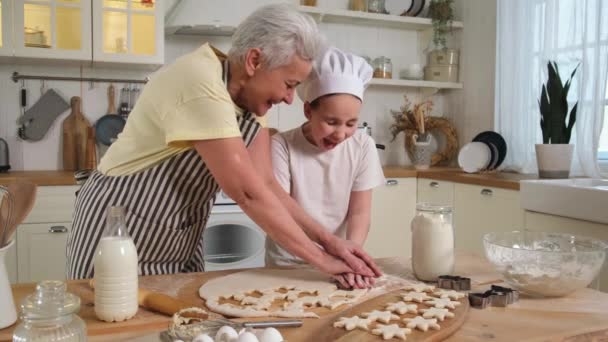 Lycklig Familj Köket Mormor Barnbarn Skär Kakor Deg Köksbordet Tillsammans — Stockvideo