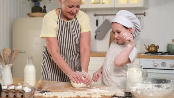 Bonne Famille Dans Cuisine Grand Mère Petite Fille Pétrir Pâte — Video