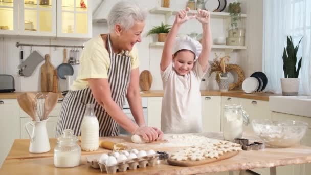 Keluarga Bahagia Dapur Cucu Nenek Anak Knead Adonan Meja Dapur — Stok Video
