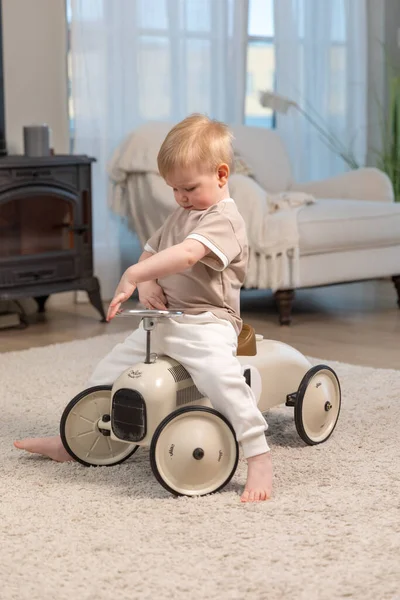 Gelukkig Kind Thuis Kleine Peuter Jongen Rijden Grote Vintage Speelgoedauto — Stockfoto