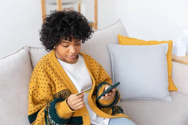 Afro Amerikaanse Vrouw Winkelen Online Holding Smartphone Betalen Met Gouden — Stockfoto