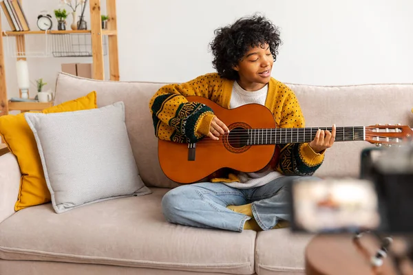 블로거 기타리스트 아프리카 미국인 블로거가 Vlog 이야기하며 기타를 연주하고 있습니다 — 스톡 사진