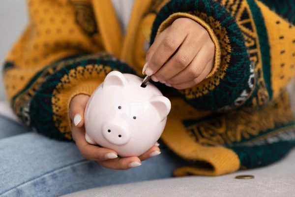Sparar Pengar För Framtiden Kvinnliga Händer Håller Rosa Spargris Bank — Stockfoto