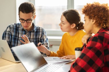 Odaklanmış kadın takım lideri, ofisteki ortaklarla iş görüşmeleri ile ilgili finansal istatistikleri tartışıyor. Bayan patron, genç iş kadını. Çeşitli şirket profesyonel takımı.