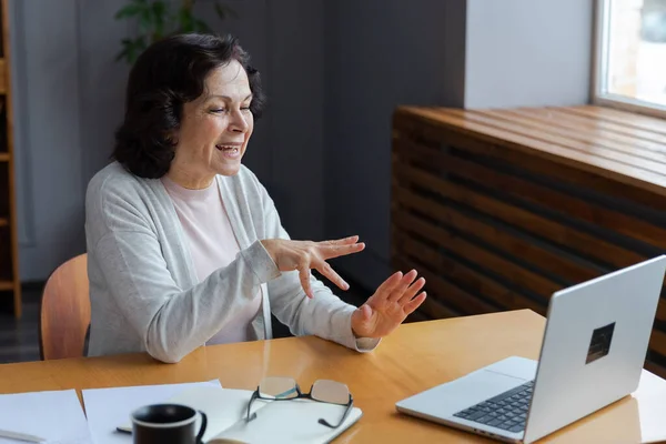 Glad Medelålders Äldre Kvinna Sitta Med Bärbar Dator Prata Videosamtal — Stockfoto
