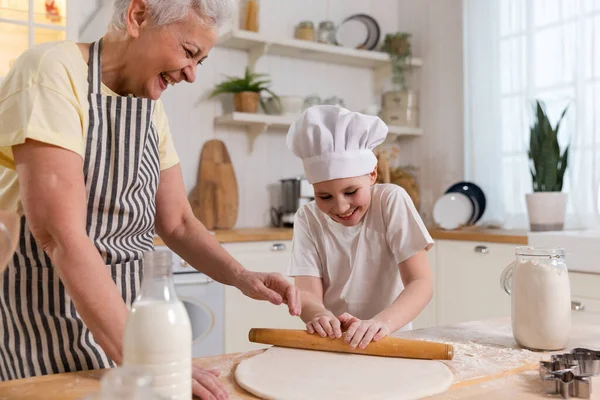 Gelukkige Familie Keuken Grootmoeder Kleindochter Koken Samen Keuken Oma Leert — Stockfoto