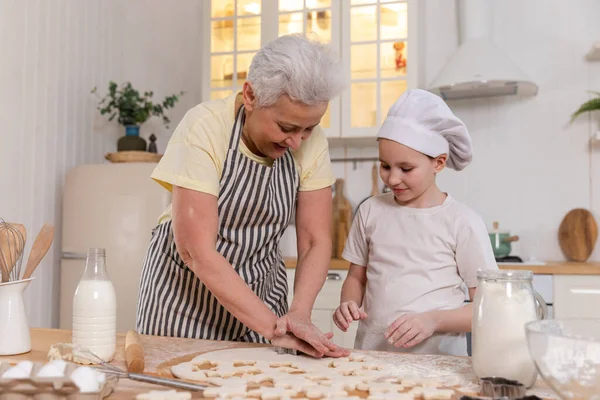 Gelukkige Familie Keuken Grootmoeder Kleindochter Kind Snijden Koekjes Deeg Keukentafel — Stockfoto