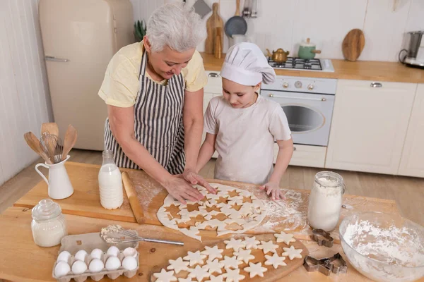Mutfakta Mutlu Bir Aile Büyükannemin Torunu Mutfak Masasında Hamurdan Kurabiye — Stok fotoğraf