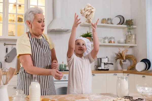 Mutfakta Mutlu Bir Aile Büyükannem Torunum Mutfakta Birlikte Yemek Pişiriyorlar — Stok fotoğraf