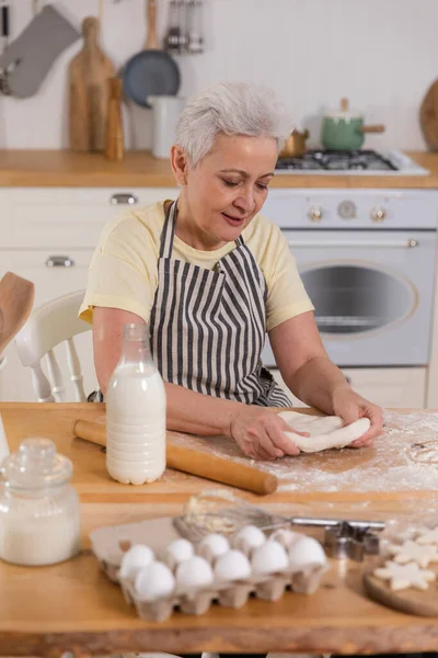 Gelukkige Oudere Vrouw Die Kookt Keuken Stijlvolle Oudere Volwassen Grijs — Stockfoto
