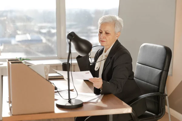 財務報告書の統計を読んでスタイリッシュなヨーロッパの中年の高齢女性を自信を持って オフィスでスタイリッシュな古い成熟した60年代グレーの髪の女性ビジネス女性 ボス先生 — ストック写真