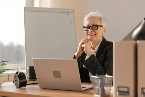 Porträtt Självsäker Snygg Europeisk Medelålders Äldre Kvinna Arbetsplatsen Snygg Äldre — Stockfoto