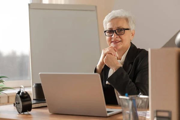 Porträtt Självsäker Snygg Europeisk Medelålders Äldre Kvinna Arbetsplatsen Snygg Äldre — Stockfoto