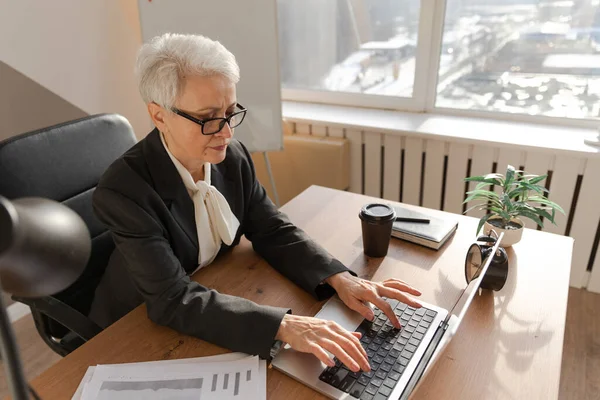 Confident Stylish European Middle Aged Senior Woman Using Laptop Workplace — Stockfoto