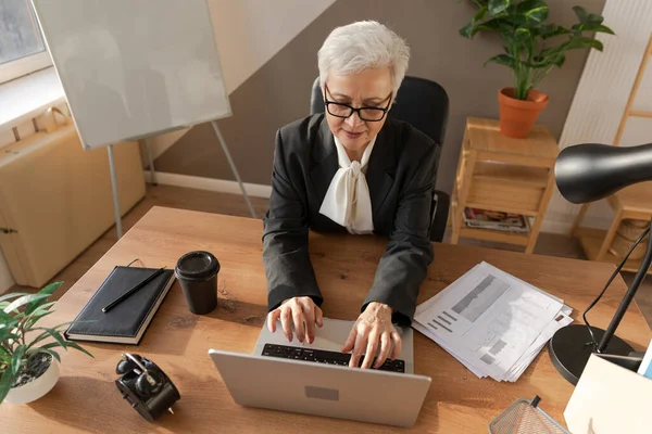Confident Stylish European Middle Aged Senior Woman Using Laptop Workplace — Stockfoto
