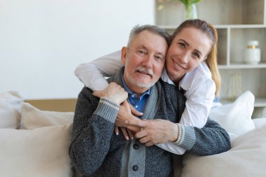Mutlu bir aile. Büyümüş kızını önemseyen, sevgi dolu yaşlı bir babaya sarılan. Dedeni kucaklayan genç bir kadın tatlı bir bağın tadını çıkarıyor. Aile nesilleri evde bir arada. Aile zamanı sevgi ve ilgi