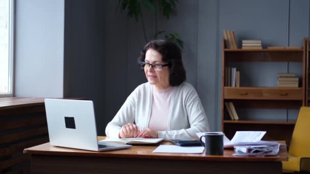 Middle Aged Senior Woman Sit Laptop Paper Document Pensive Older — Vídeos de Stock