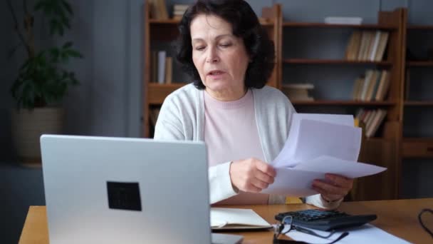 Middle Aged Senior Woman Sit Laptop Paper Document Pensive Older — Vídeos de Stock