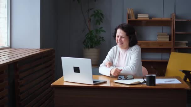 Ευτυχισμένη Μεσήλικη Ηλικιωμένη Γυναίκα Κάθεται Laptop Μιλάει Βιντεοκλήση Την Οικογένεια — Αρχείο Βίντεο