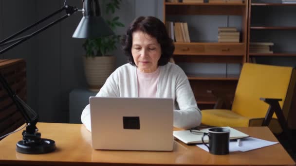 Selbstbewusste Stilvolle Seniorin Mittleren Alters Die Hause Ihren Laptop Benutzt — Stockvideo