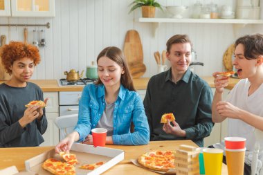 Ev partisi. Ev partisi için pizza sipariş eden aşırı neşeli arkadaşlar. Mutlu grup karışık ırk gençleri birlikte boş zaman geçirmenin keyfini çıkarıyorlar birlikte eğleniyorlar gülüyorlar şakalaşarak iletişim kuruyorlar