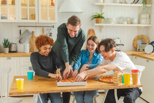 ホームパーティー ホームパーティーのために注文されたピザを食べる多様な友人を楽しみました 幸せなグループ混合レース若い仲間楽しい週末の時間を過ごす一緒に楽しい冗談を通信笑いを楽しみます — ストック写真